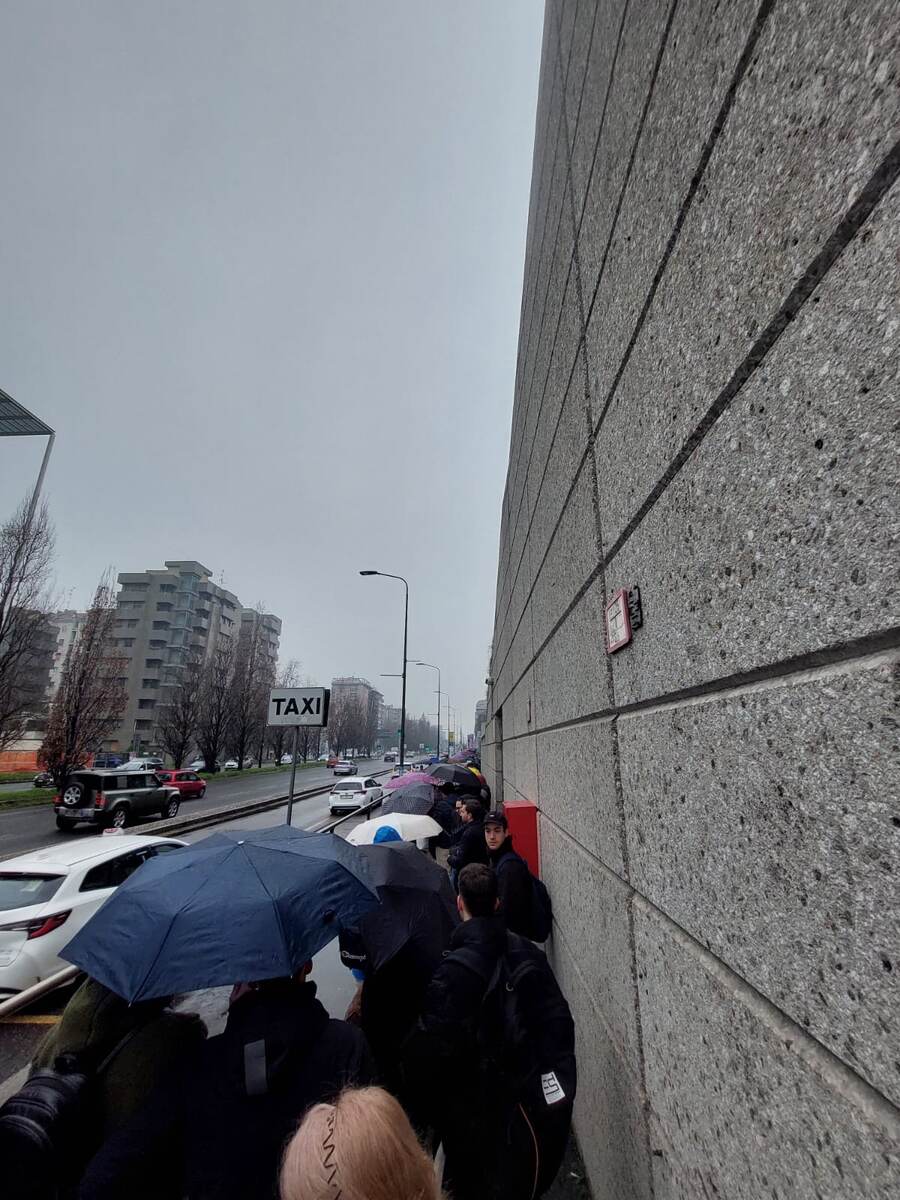 Очередь на вход. Стоять пришлось довольно долго, ещё и под дождём.