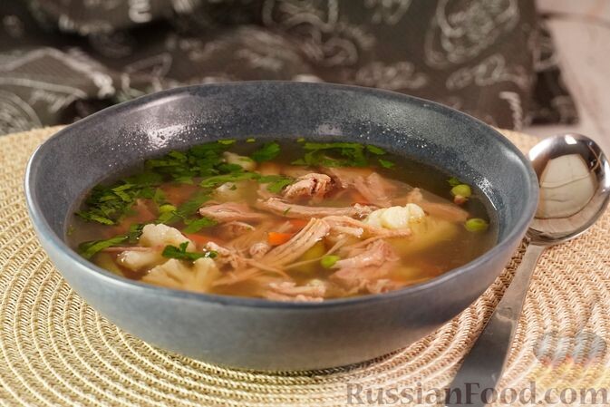 говядина, кости говяжьи, лук репчатый, морковь, корень сельдерея, корень петрушки, соль, лавровый лист, перец чёрный горошком, капуста цветная, фасоль стручковая, горошек зелёный замороженный, зелень петрушки