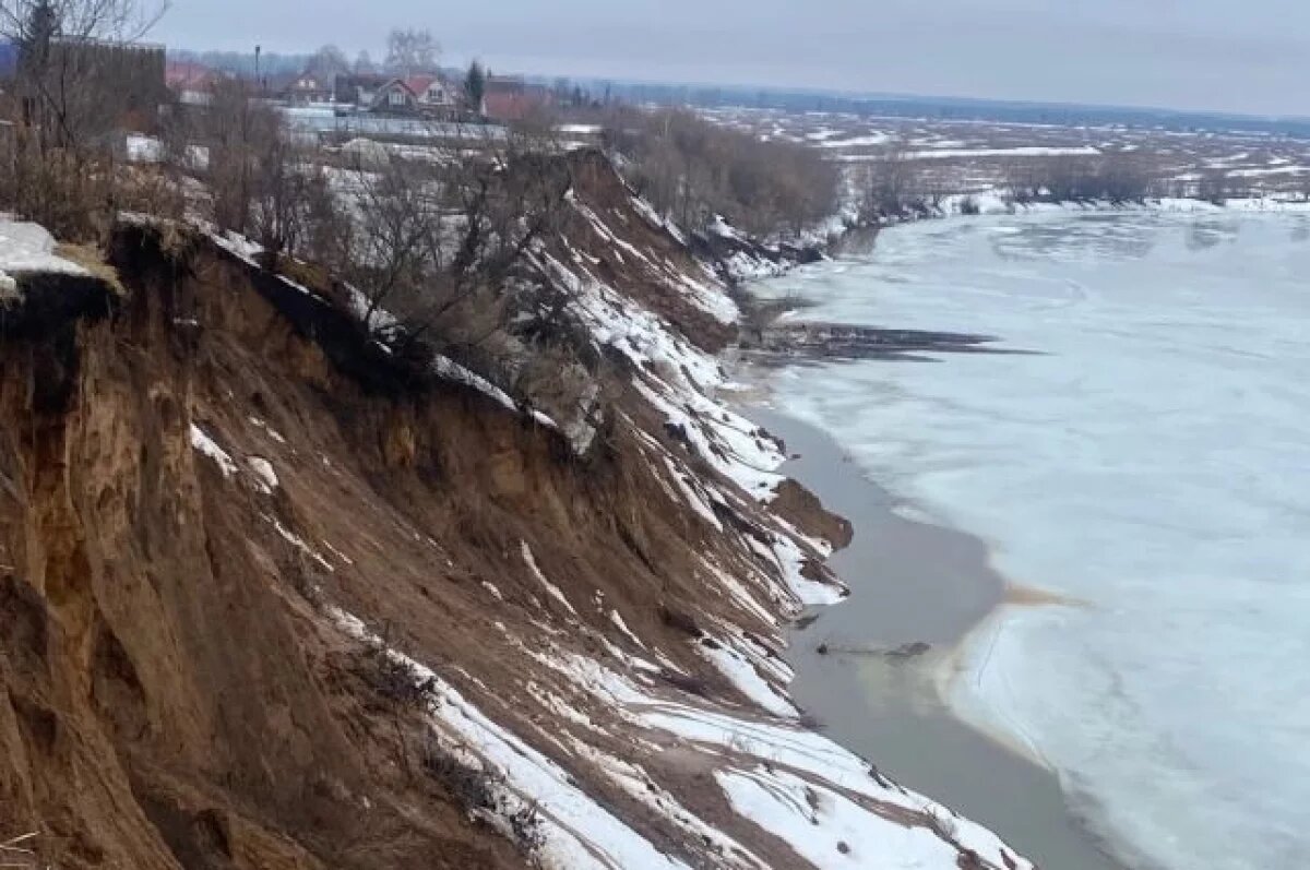    Жители села Охлебинино боятся, что скоро их дома съедут в реку.