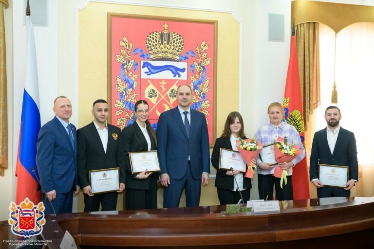    Паслер вручил сертификаты на приобретение жилья выдающимся спортсменам Оренбуржья Андрей Севостьянов