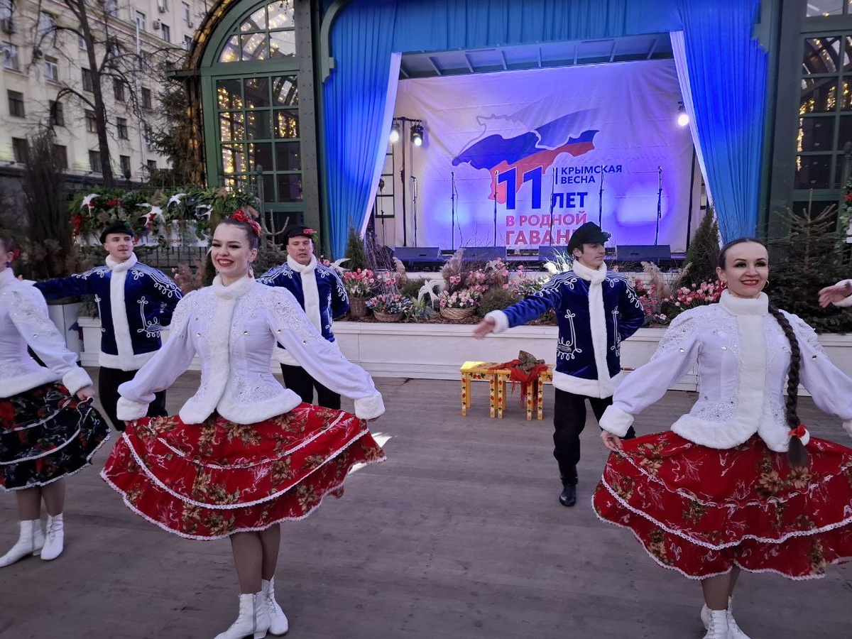 Вокально-хореографический ансамбль"Таврия" Крымской государственной филармонии. Фото автора.