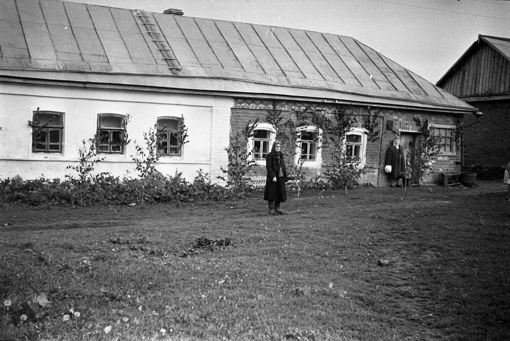 Дом, украшенный березками на Троицу.Тульская область, Одоевский район, дер. Филимоново