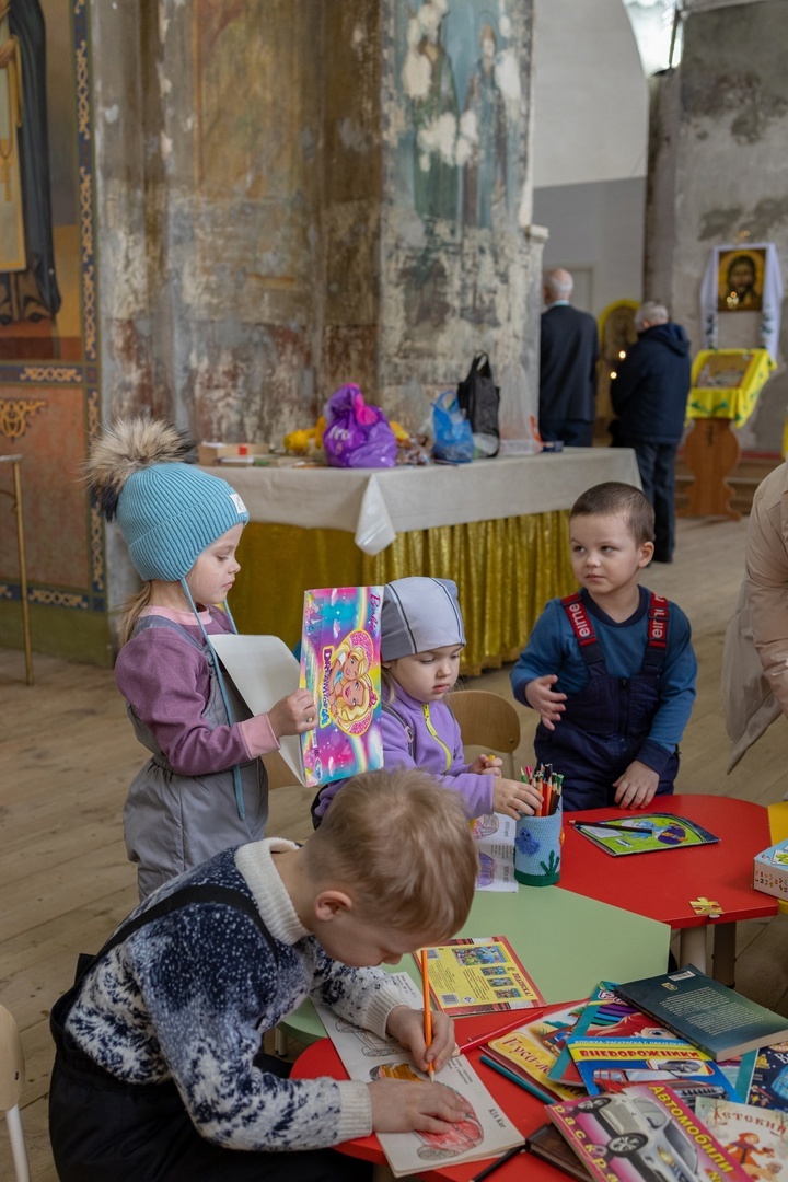 Дети в Никольском храме села Пушкари Тамбовской области