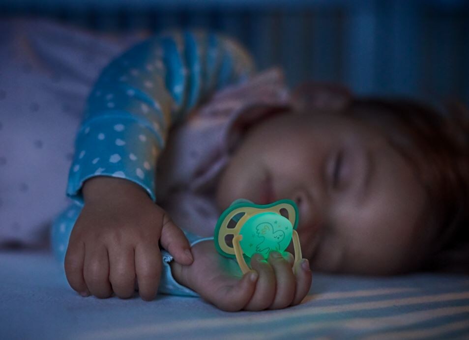 Пустышка успокаивает малыша и помогает настроиться на сон. А светящаяся пустышка – прекрасный вариант для использования в темноте