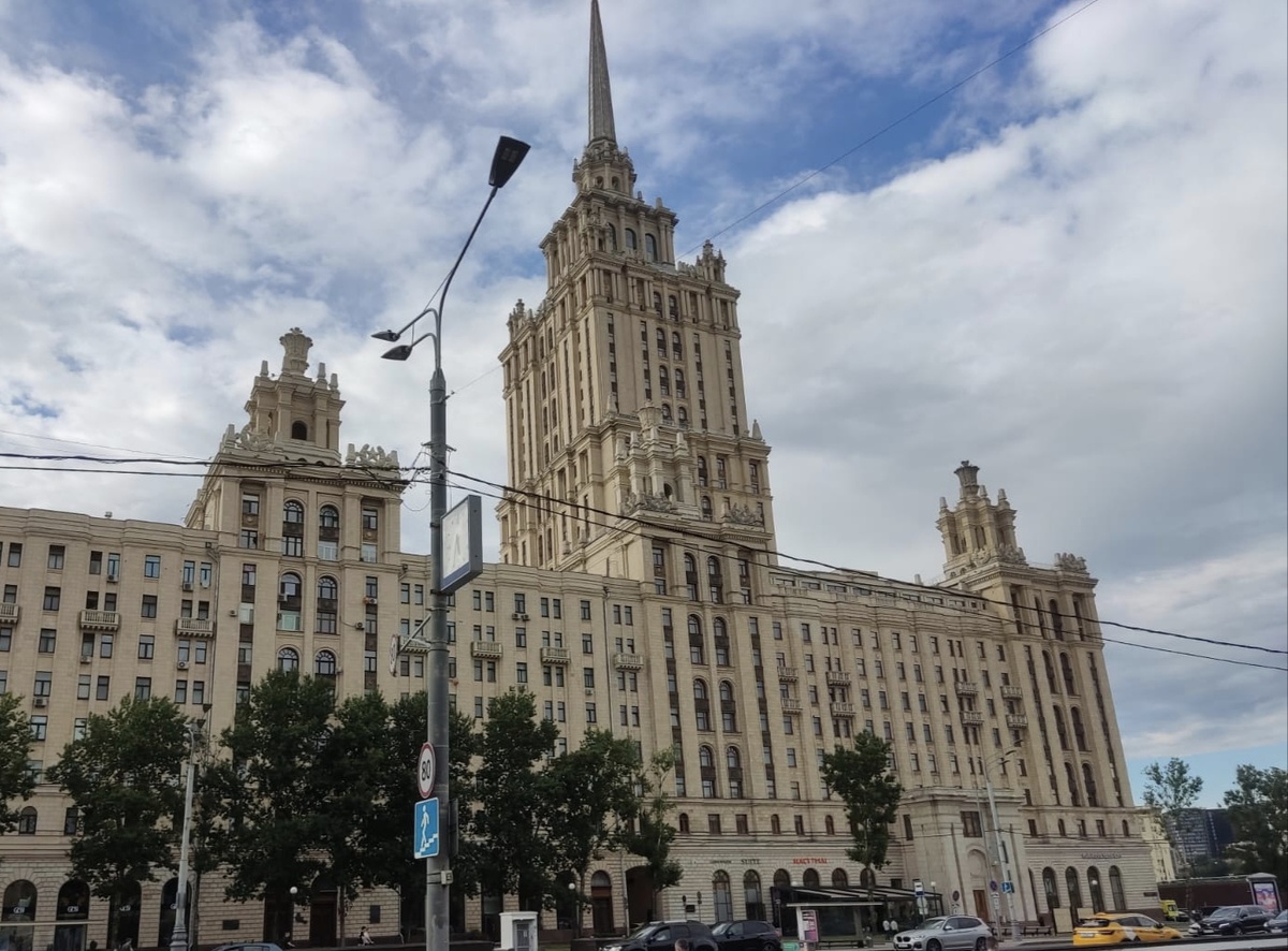 Сталинская высотка, в которой расположен ресторан Buono