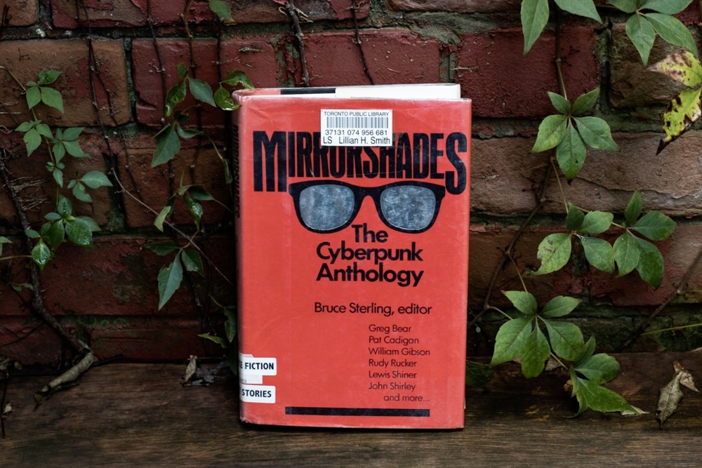 
Антология Mirrorshades 1986 года, составленная Брюсом Стерлингом, стала знаковым событием в киберпанке, объединяя работы таких авторов, как Уильям Гибсон и Пэт Кэдиган. 