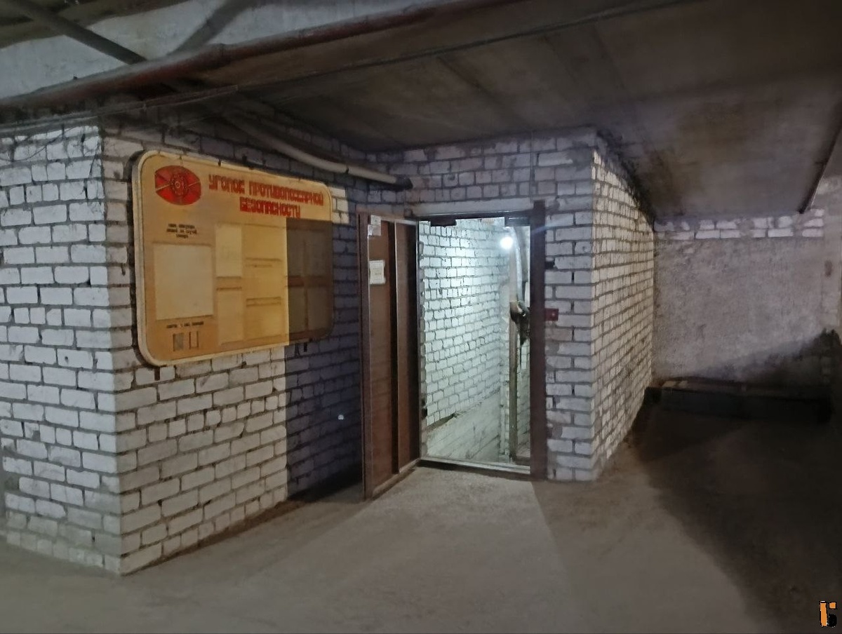 Спуск в подвал с кладовками