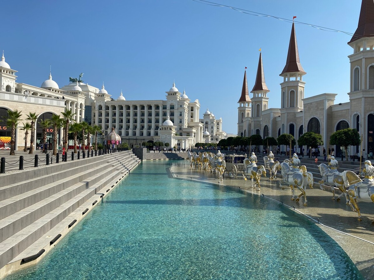 Белек расположен между городами Анталья и Манавгат на побережье Средиземного моря.