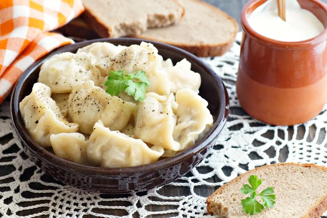 Традиционные уральские пельмени, в отличие от сибирских, из-за незатейливой формы больше похожи не на "варёное ухо", а на обычные вареники. Фотография из открытых источников