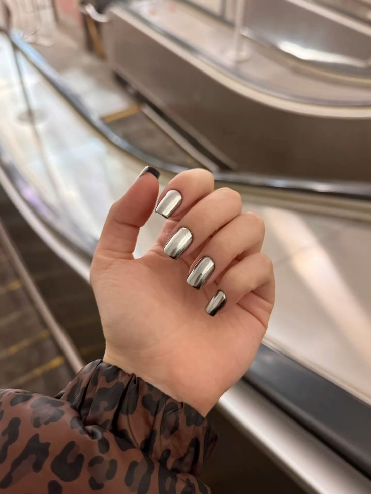 Используется серебрянная втирка