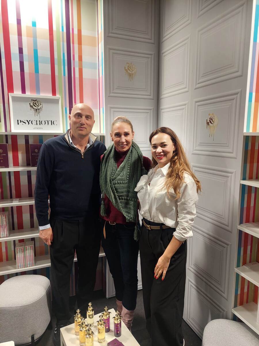 С рассказом о Psychotic London приехала с парфюмерной выставки в Милане моя подруга Женя (в центре). На фотографии слева - создатель бренда Шота Ломтадзе. Справа Екатерина, если я правильно поняла, активно занимающаяся развитием марки.