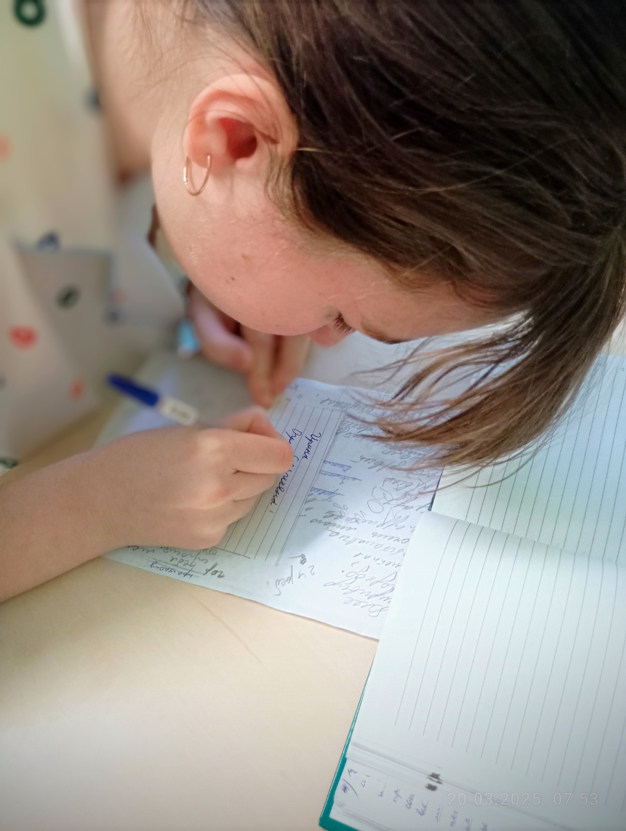 Сонюшка подписывает открытку.