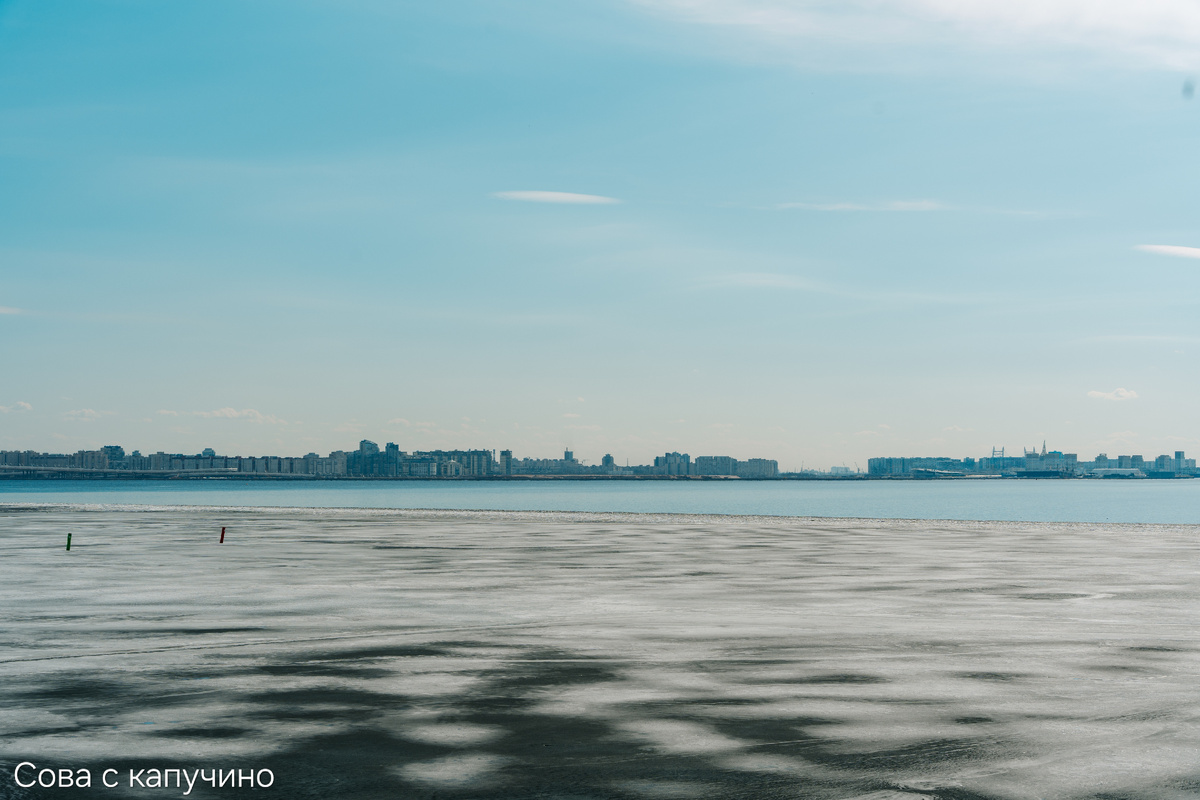 Вид на залив с набережной у Лахта-центра. Лёд ещё не до конца расстаял, но уже вот-вот.