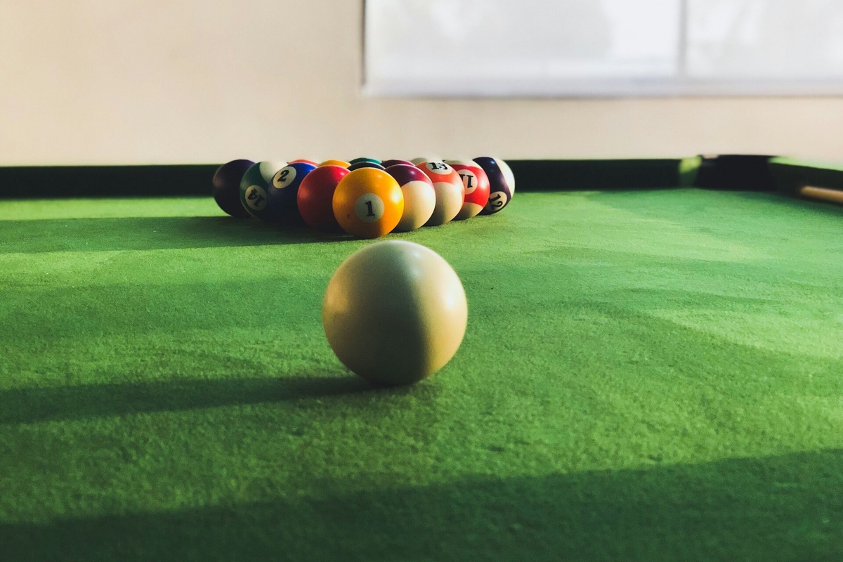     Цвет имеет значение: почему сукно на бильярдном столе обычно зеленого или синего оттенка