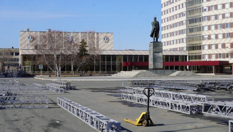    Главную площадь Оренбурга начали готовить ко Дню Победы Оренбуржье