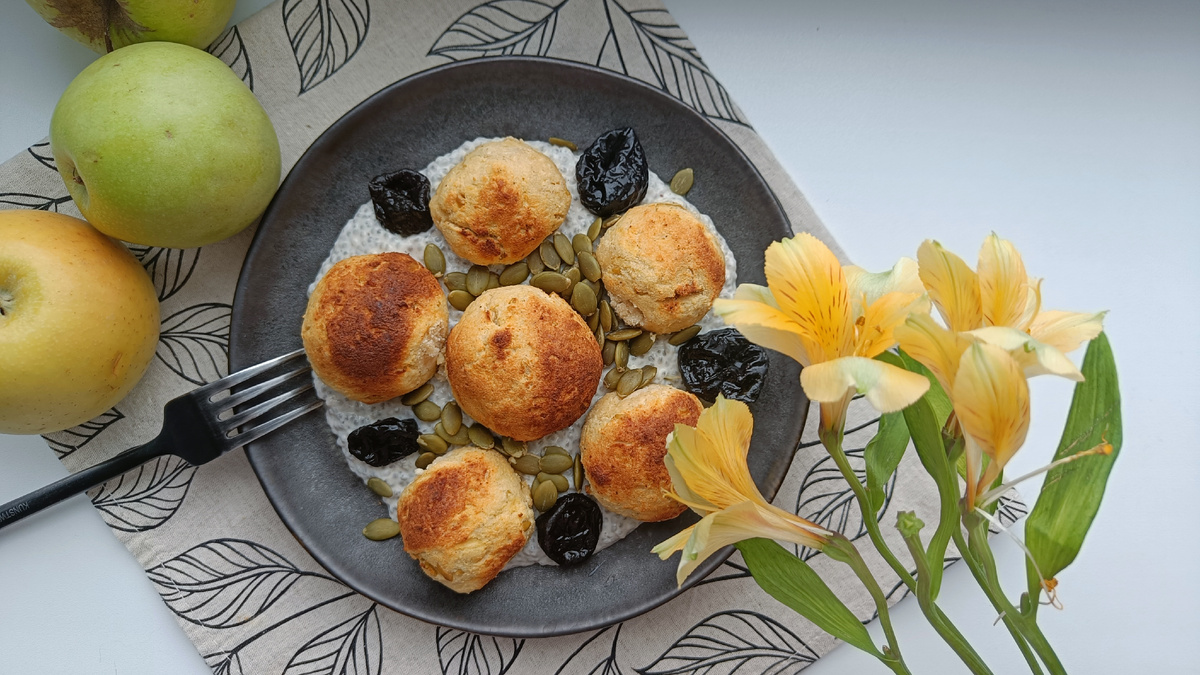 Подала с чиа-пудингом, дополнила тыквенными семечками и черносливом. Рецепт в синем заголовке.