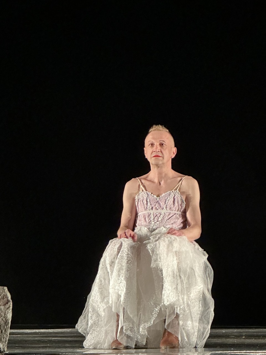 Сцена из спектакля «Барабаны в ночи». Театр А.С.Пушкина. Фото автора.