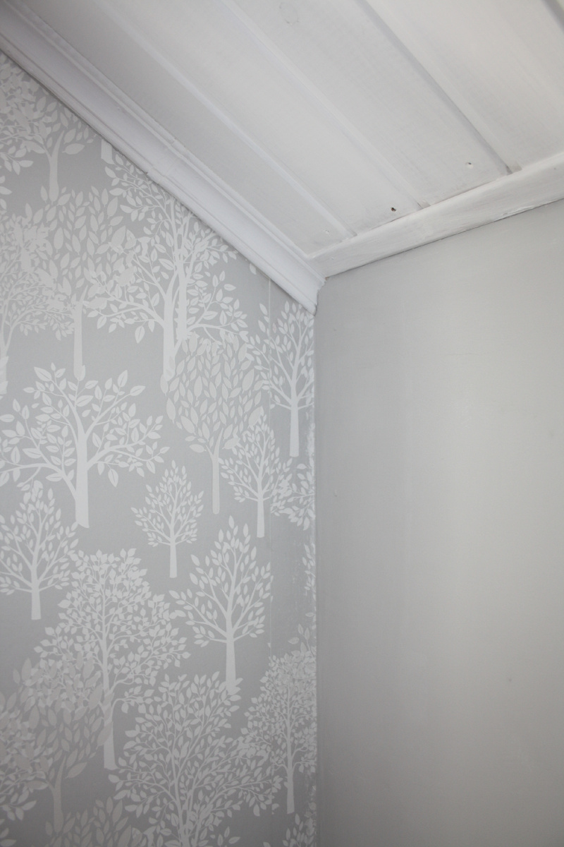 бумажные обои с белыми силуэтами деревьев на сером фоне