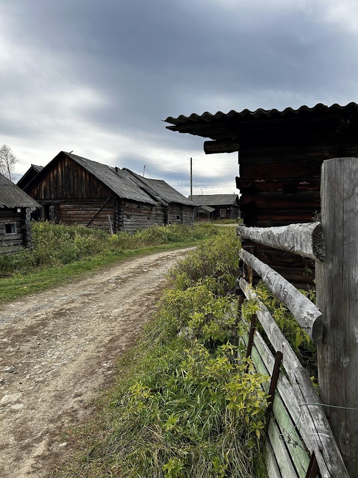 Улица в поселке Большая Лавровка со старыми постойками