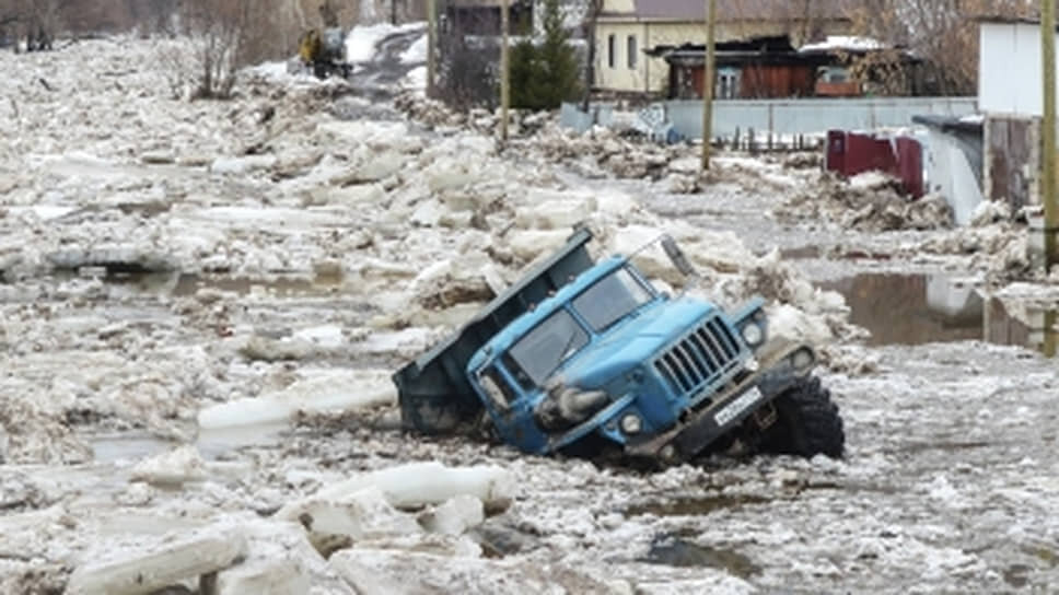 Вышедшая из берегов река Сим в городе Аша, Челябинская область.📷Фото: Александр Кондратюк / РИА Новости