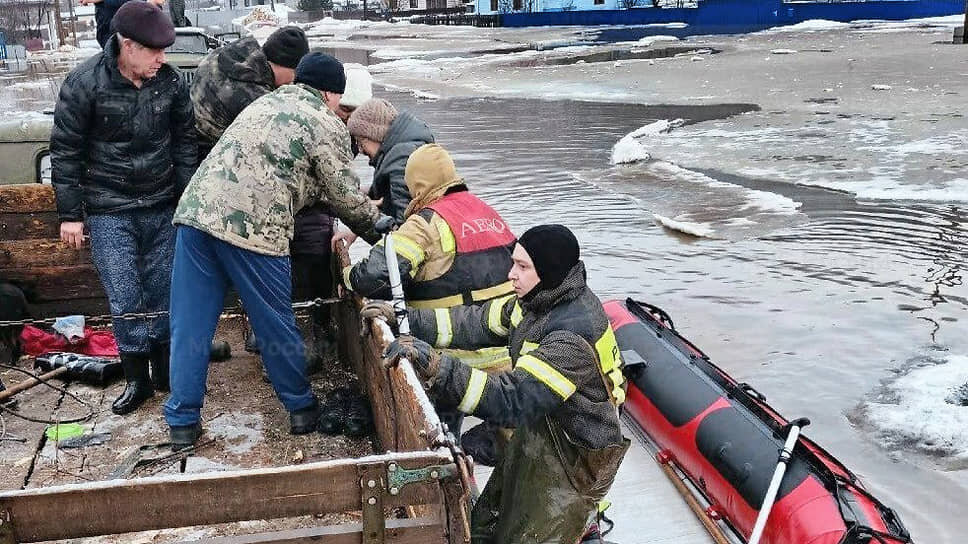 Эвакуация населения из затопленных районов Челябинской области.📷Фото: МЧС России