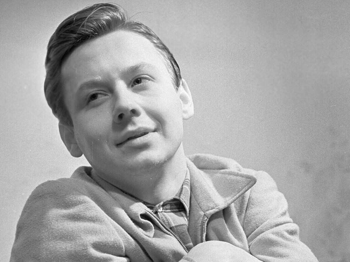  Актер Олег Табаков в роли Славки в спектакле Московского театра "Современник" "Пять вечеров"© РИА Новости / Михаил Озерский