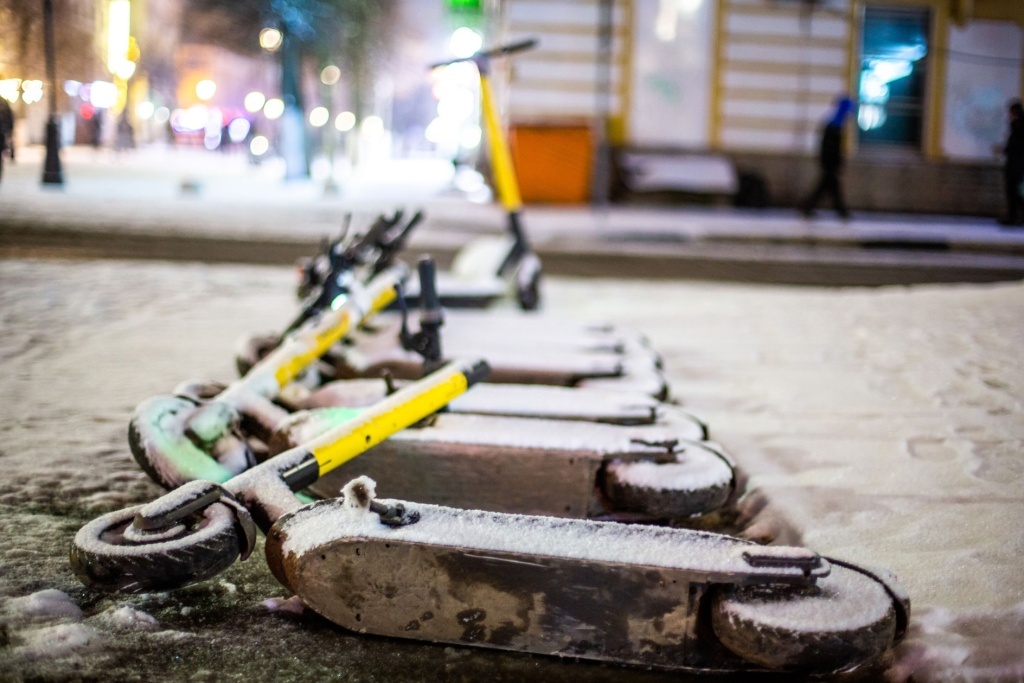 В Твери полиция изъяла 375 неправильно припаркованных самокатов