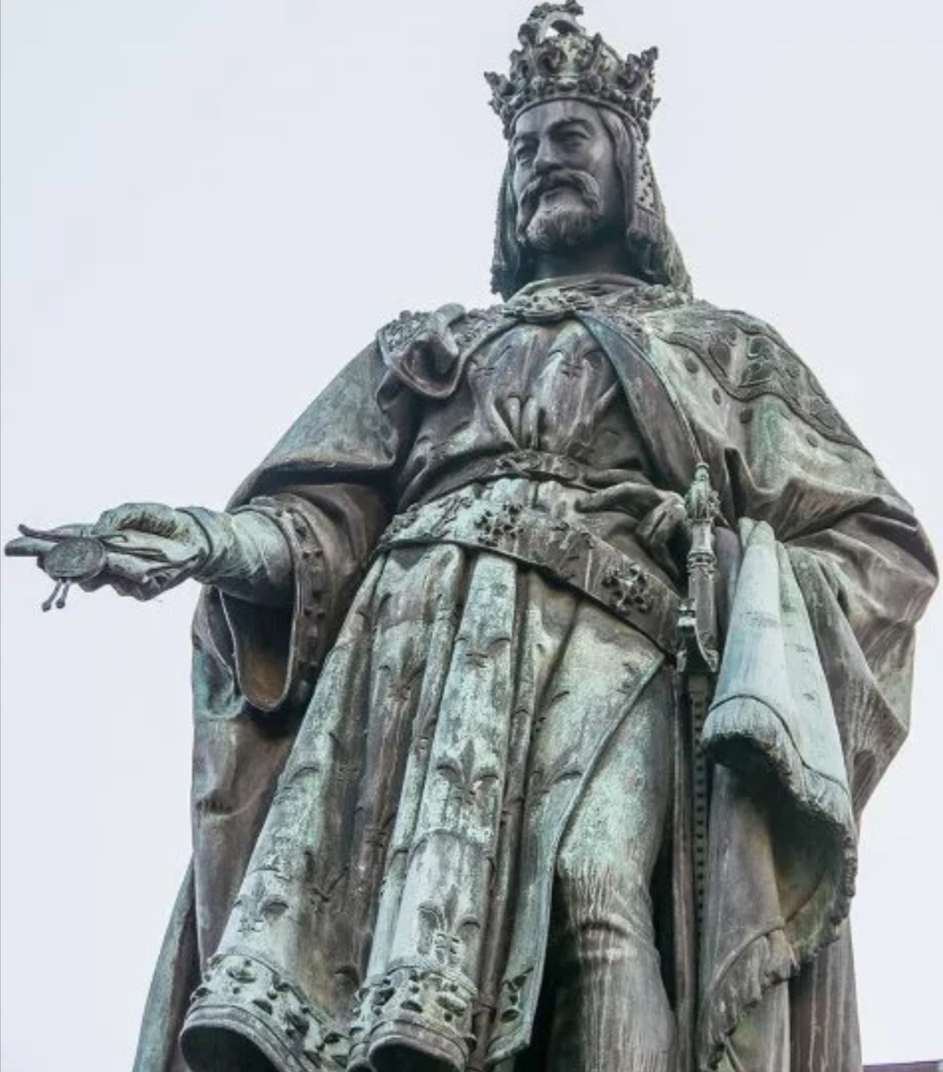 Памятник королю Карлу IV Люксембургскому установлен на площади Крестоносцев в Праге. Фото из сети