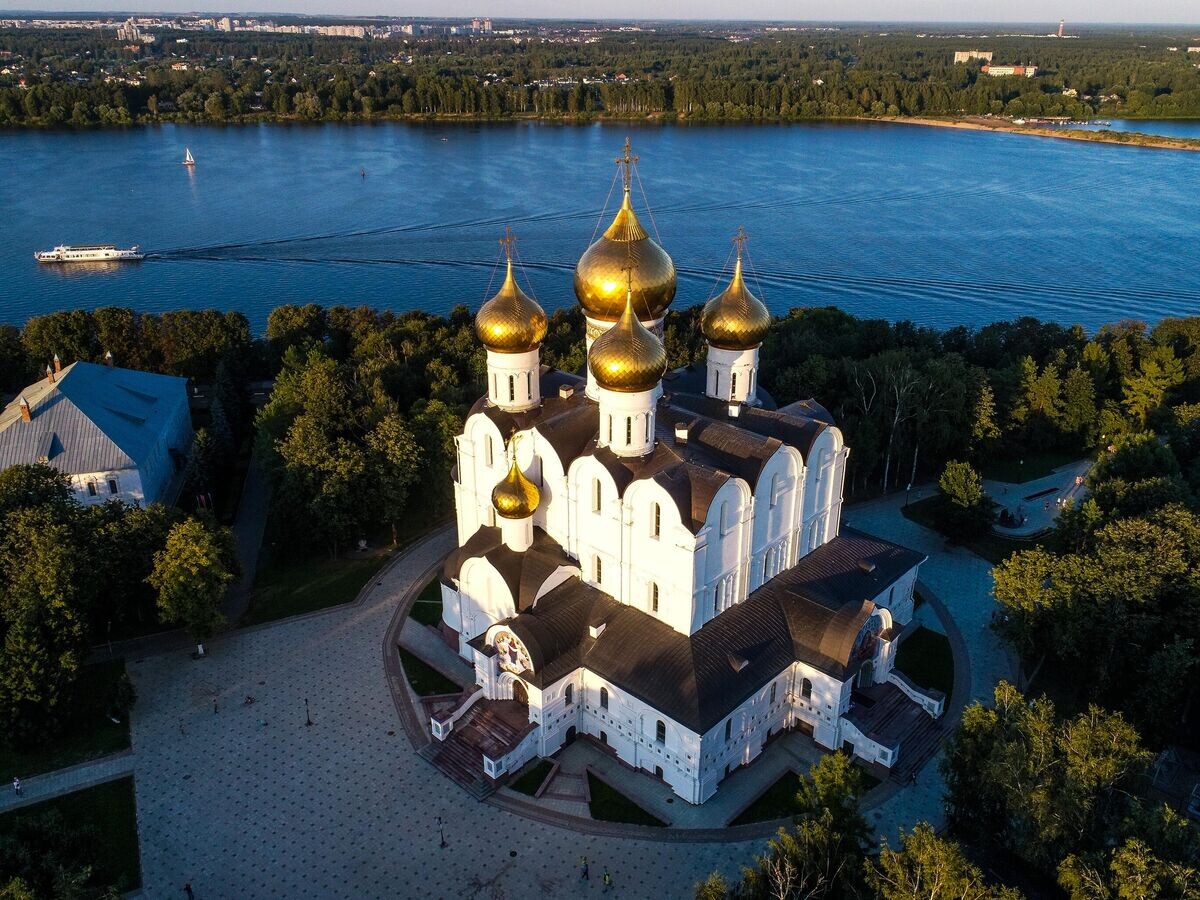    Успенский кафедральный собор на стрелке Волги и Которосли в Ярославле© РИА Новости / Алексей Куденко
