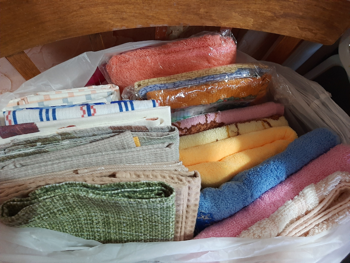Все полотенца новые и разные. Есть кухонные, а есть обычные. Три девчонки найдут куда применить. А у меня освободилось место.