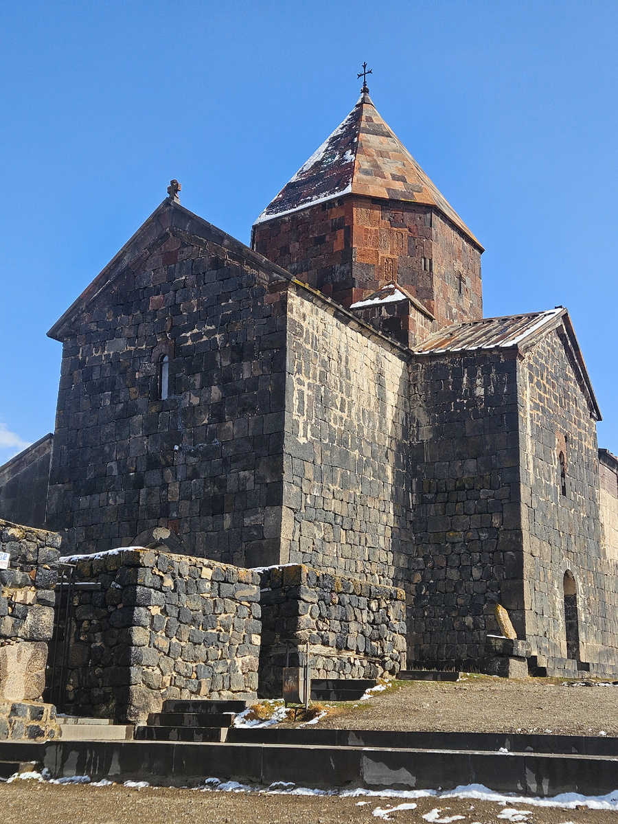 Стены монастырской церкви Севанаванк.