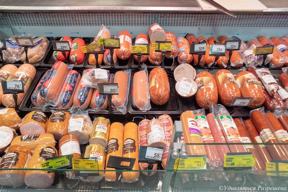 Батонами разложена колбаса