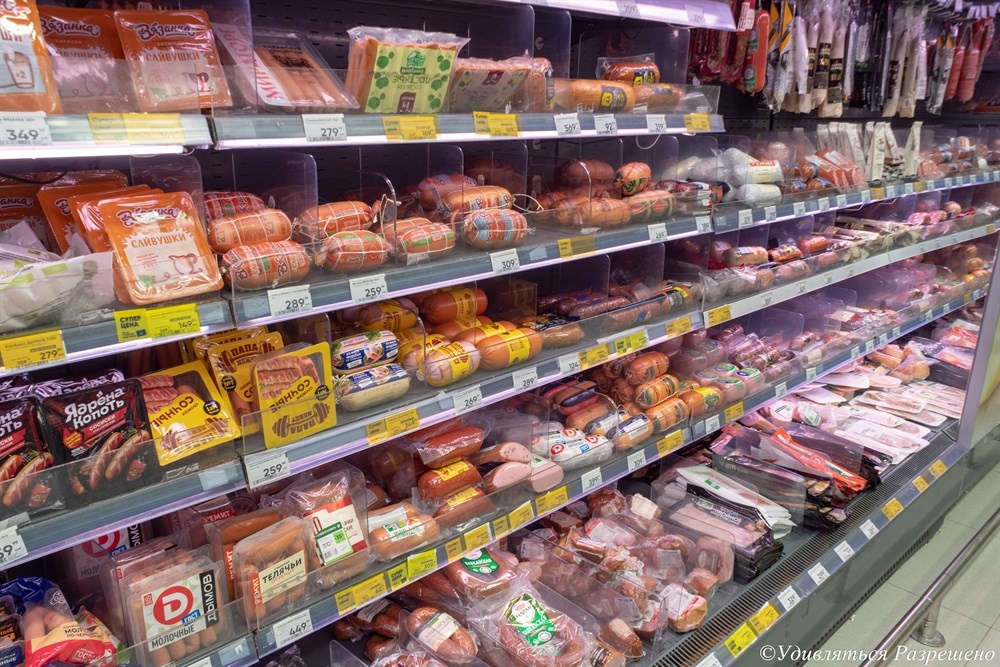 А вот уже развешано