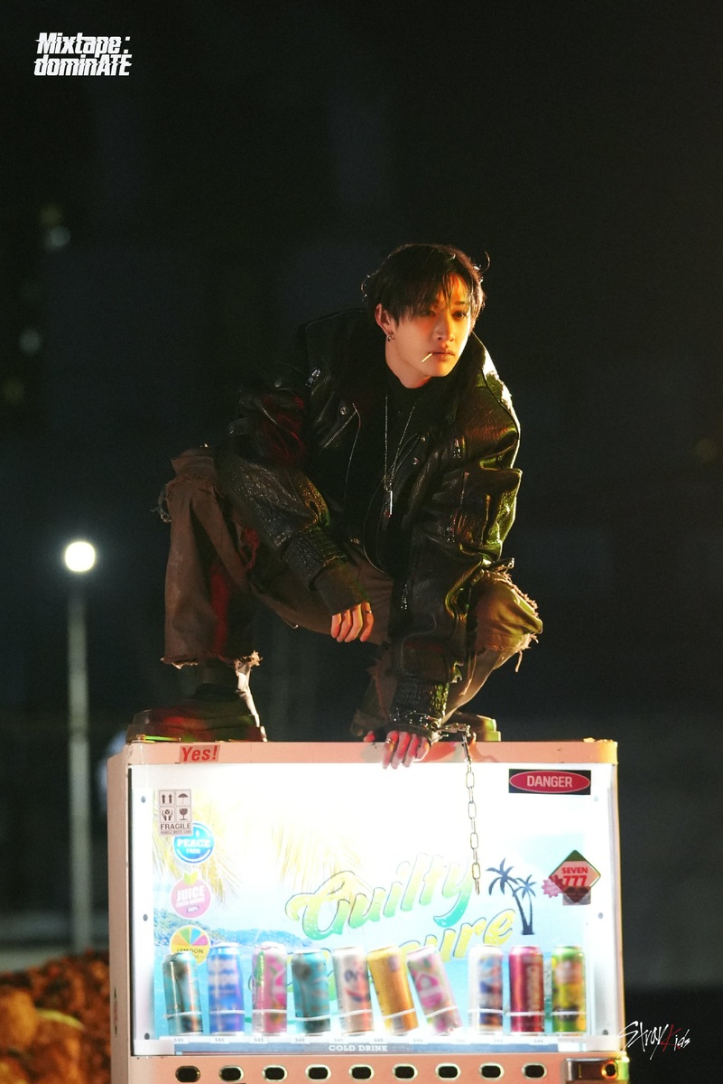    Фото к треку ESCAPEСоцсети