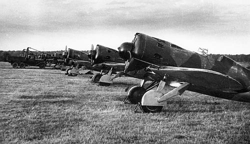  Истребители И-16 (основной истребитель ВВС Красной Армии накануне войны) на полевом аэродроме. На заднем плане - аэродромный стартер на базе автомобиля ГАЗ-ААА.