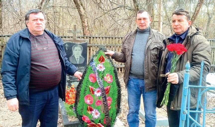 Племянники А.Л. Стеблина на его могиле