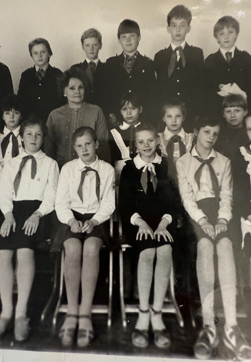 Гадкий утенок Алла, носит несколько колгот,  чтобы скрыть худобу, в поисках своей красоты, пока еще спрятанной внутри.