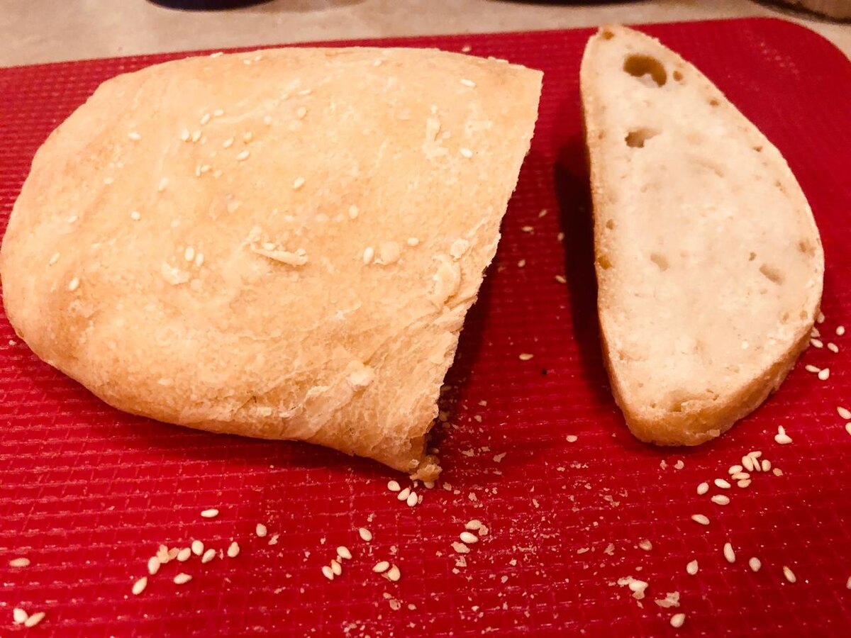 Чиабатта это пресный хлеб по итальянскому рецепту, который можно выпекать как без добавок, так и с добавками: оливками, итальянскими травами, в частности, орегано, сухим луком и проч. Сверху можно присыпать чиабатту кунжутом, семечками и тд