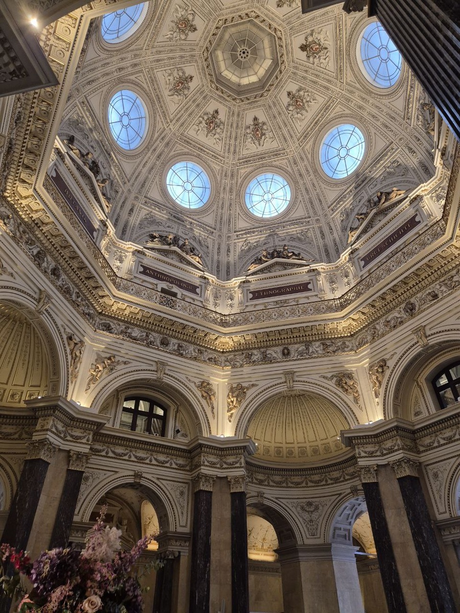 Шикарный центральный купол. Его, кстати, на здании издалека видно.