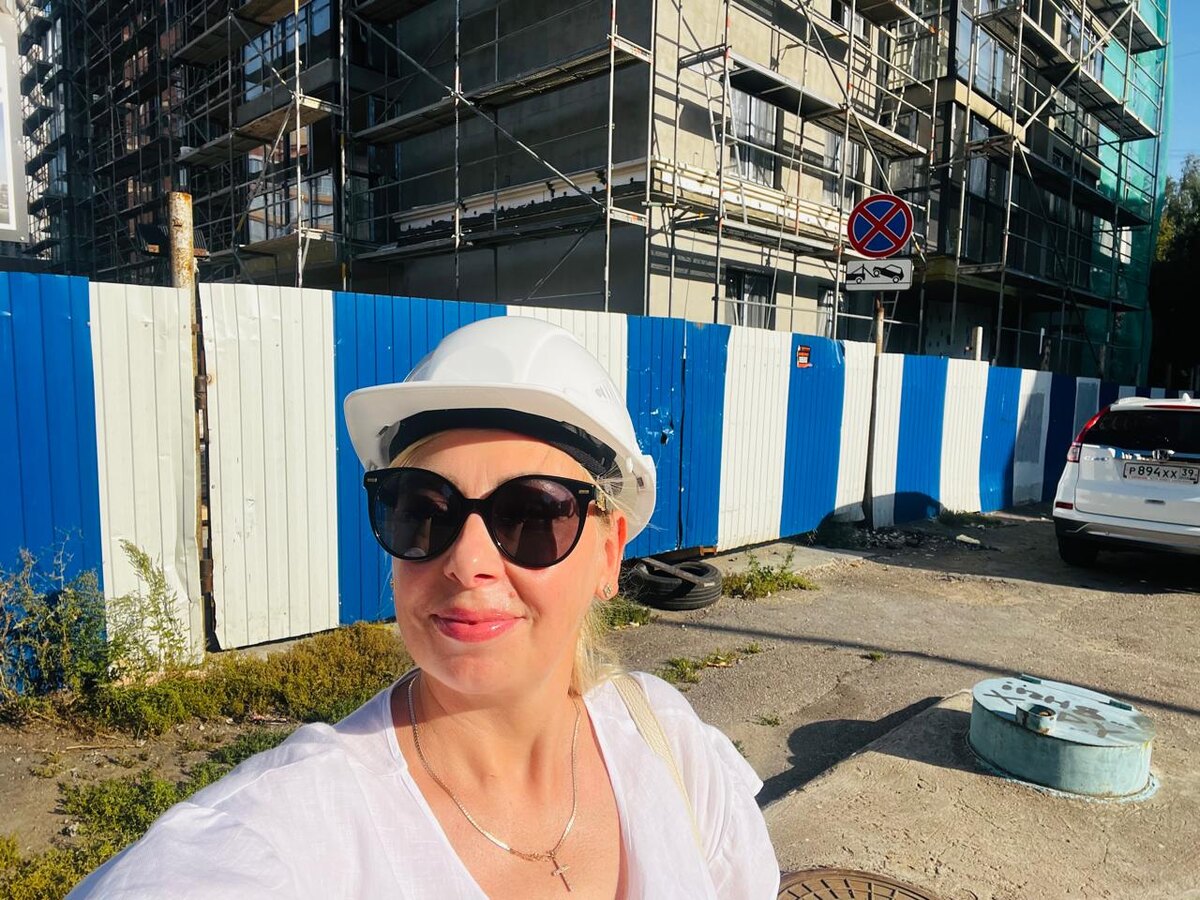 Опять в каске, вместо шляпки.