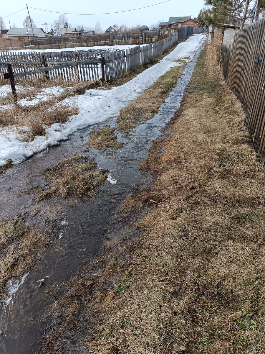 Ручей течет по калее