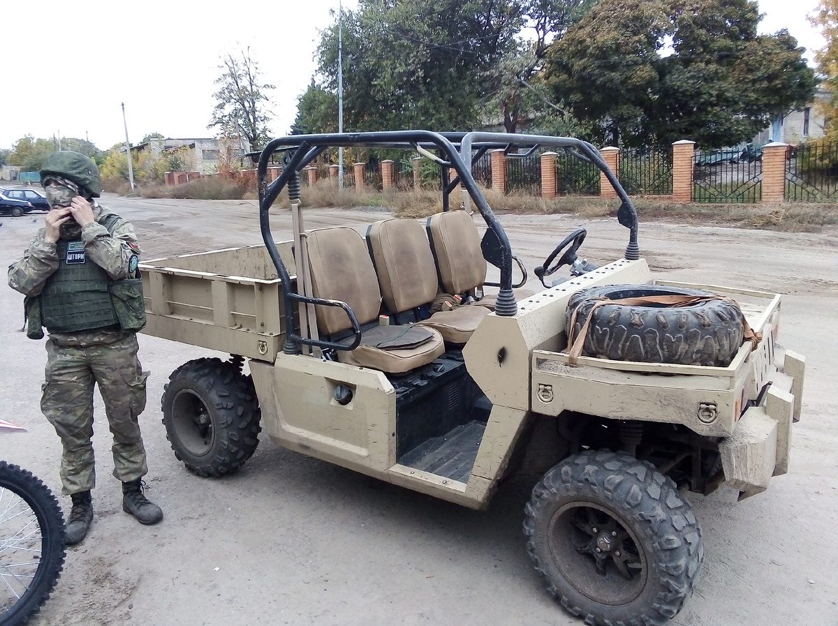 Снимок автора, ещё октябрьский. Сейчас этот “виллис” тшательно “закамуфлирован” местной грязью. :) 