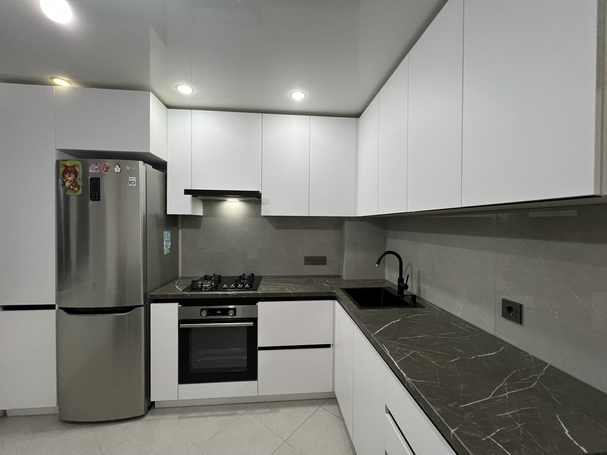 Белая кухня с фасадами AGT (не желтеют!)