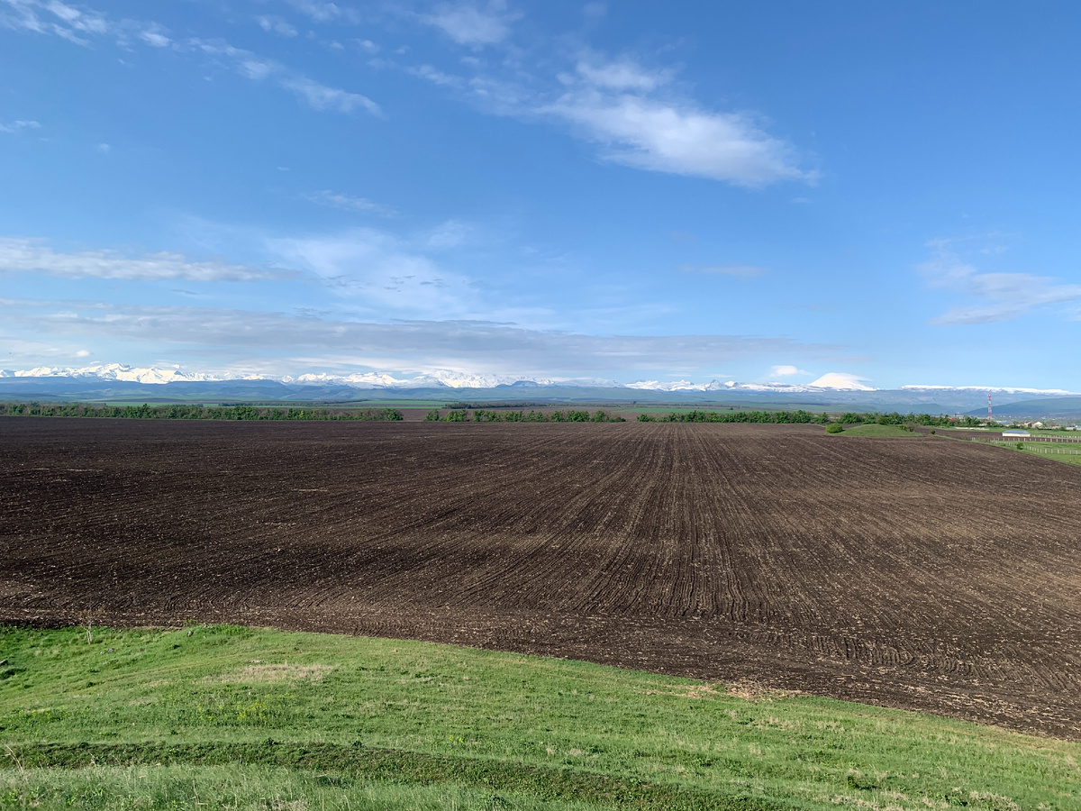 Крайний правый бугор, под облаком - Эльбрус, кто бы мог подумать...