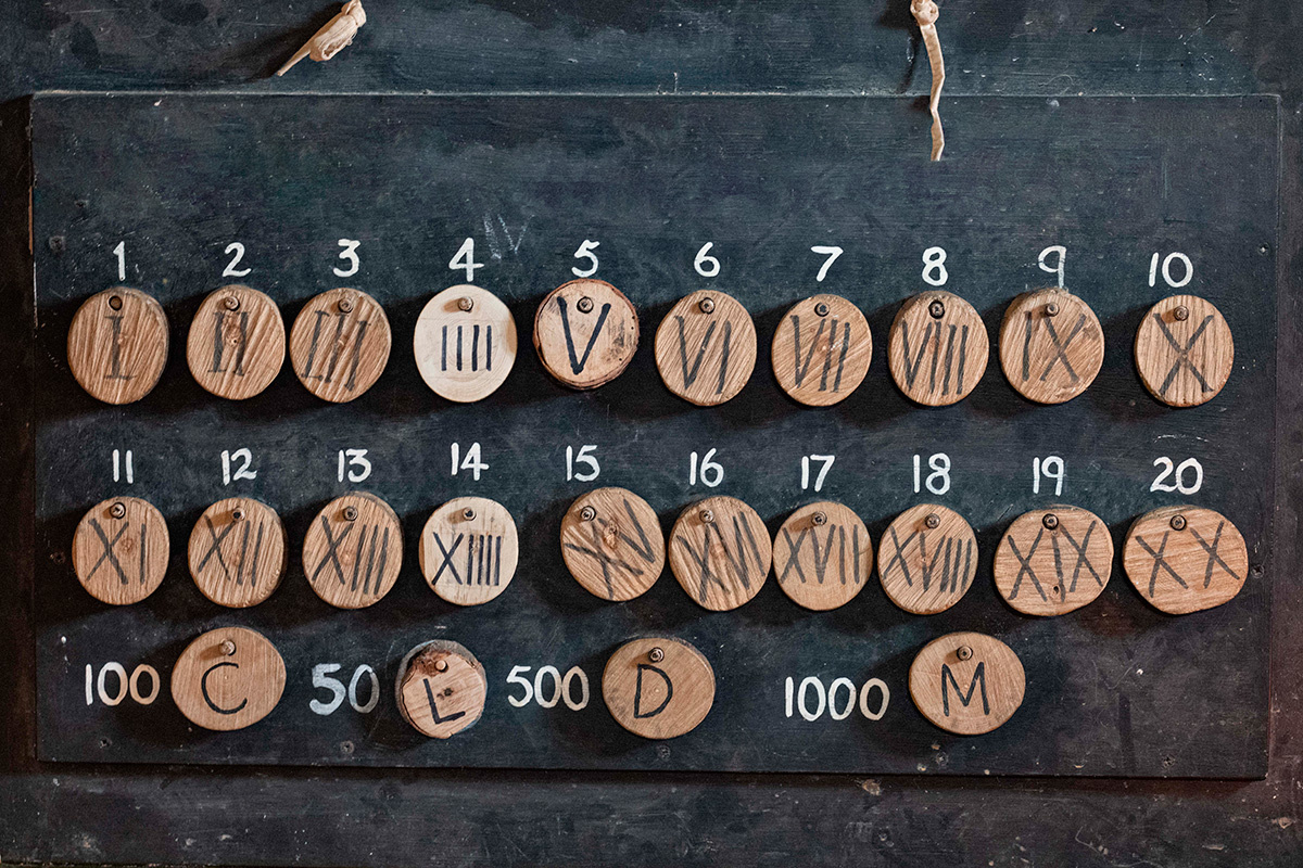 Keith 316 / Shutterstock / FOTODOM📷Ранние системы счисления не имели разрядов и не позволяли выполнять сложные арифметические операции