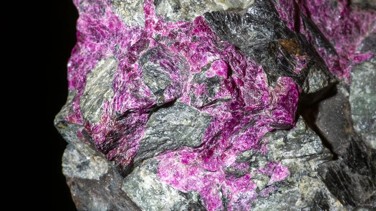 Форпост Северо-Запад/Горный музей/Эвдиалит