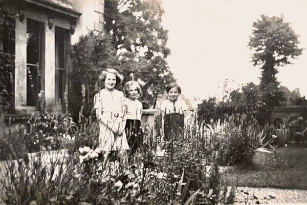 Ханна Зак Майли, в центре, в свой первый день в Англии после эвакуации из нацистской Германии на Kindertransport в июле 1939 года.