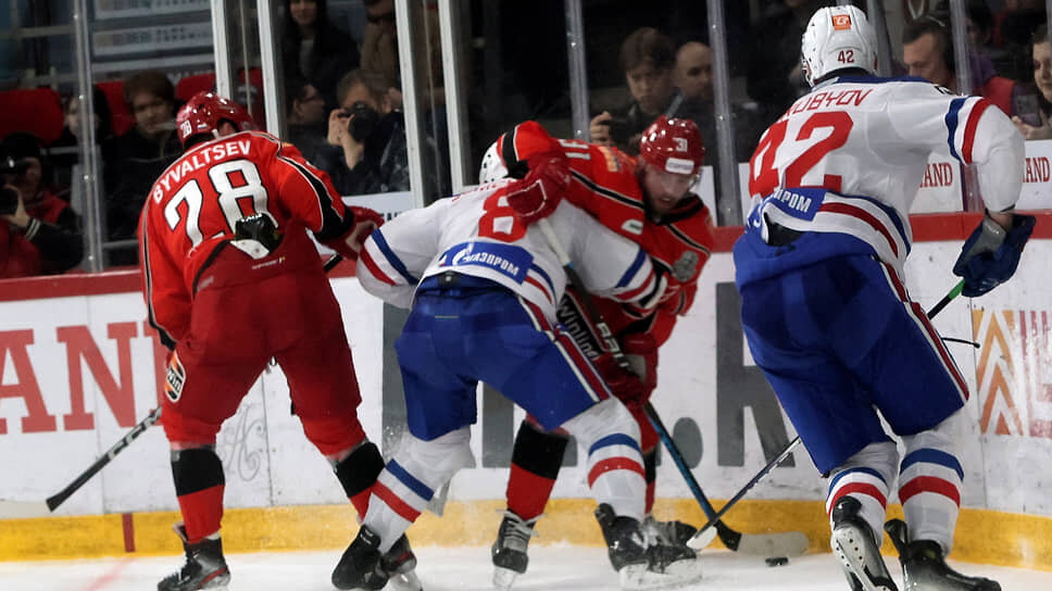 Матч по хоккею между командами "Автомобилист" (Екатеринбург) и СКА (Санкт-Петербург).📷Фото: Марина Молдавская / Коммерсантъ