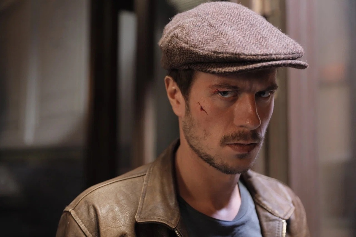     Тихон Жизневский в фильме «Майор Гром: Чумной Доктор» / Кадр из фильма «Майор Гром: Чумной Доктор» (2021)