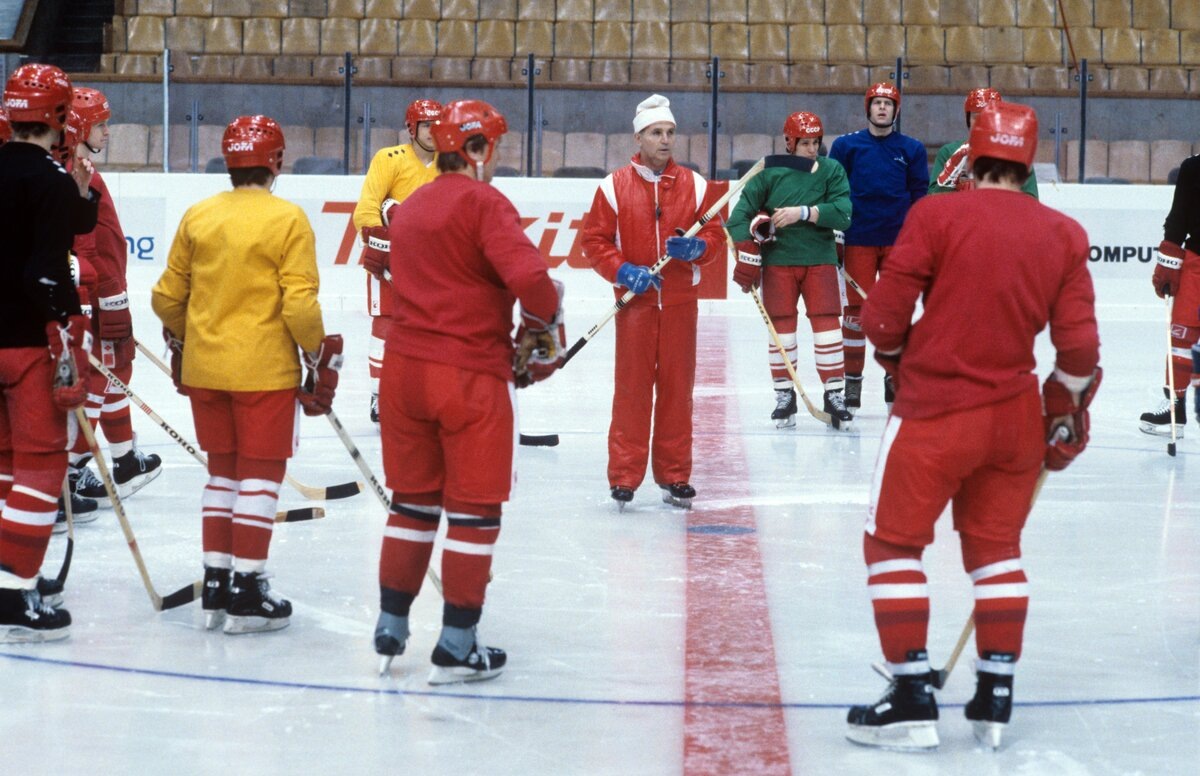 Фото с яндекс.картинки (на тренировке сборной СССР)